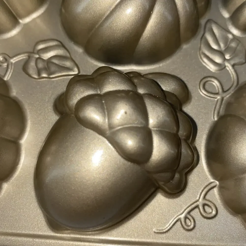 Williams Sonoma Gold Mini Cake Pan Acorn Leaf Fall Bakeware Nonstick Mold